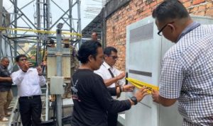 Anggota Satpoll PP Tanjungpinang saat melakukan penyegelan di Tower milik PT Era Bangun Jaya. (Foto: Satpol PP)