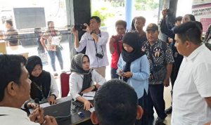Bupati Bintan Roby Kurniawan sedang menyaksikan dua tenaga ahli mengelola sistem pendaftaran di RSUD Bintan. (Foto: Hasura/Presmedia.id)