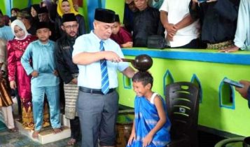 Bupati Lingga, Muhammad Nizar saat menghadiri Tradisi Mandi Safar yang digelar di Masjid Al Hidayah, Desa Resun, Lingga Rabu (4/9/2024).