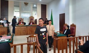 Dua terdakwa Hery dan Hefriwanto terbukti memiliki dan menyimpan narkoba jenis sabu-sabu 0,24 gram dihukum 6 tahun penjara.di PN Tanjungpinang. (Foto: Roland/Presmedia.id)