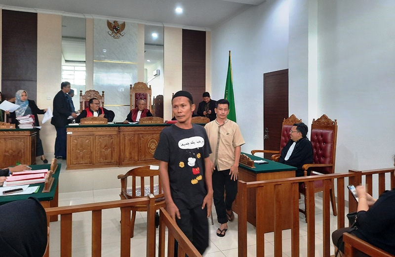 Dua terdakwa Hery dan Hefriwanto terbukti memiliki dan menyimpan narkoba jenis sabu sabu 024 gram dihukum 6 tahun penjara.di PN Tanjungpinang Dua terdakwa Hery dan Hefriwanto terbukti memiliki dan menyimpan narkoba jenis sabu-sabu 0,24 gram dihukum 6 tahun penjara.di PN Tanjungpinang. (Foto: Roland/Presmedia.id)