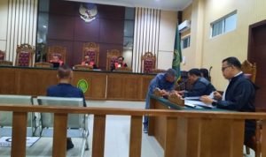 Dua terdakwa korupsiÂ proyek pembangunan Polder pengendali banjir,Â Kementerian Pekerjaan Umum di Tanjungpinang provinsi Kepri usai dituntut dan berkonsultasi dengan PH (Roland/Presmedia)