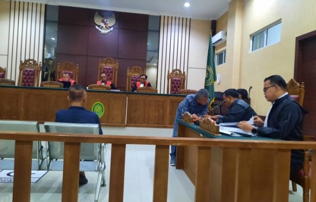 Dua terdakwa korupsi proyek pembangunan Polder pengendali banjir Kementerian Pekerjaan Umum di Tanjungpinang provinsi Kepri usai dituntut dan berkonsultasi dengan PH e1725967901500 Dua terdakwa korupsi proyek pembangunan Polder pengendali banjir, Kementerian Pekerjaan Umum di Tanjungpinang provinsi Kepri usai dituntut dan berkonsultasi dengan PH (Roland/Presmedia)