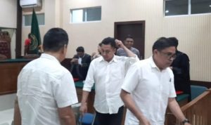 Dua terdakwa korupsi suap lelang proyek Kementerian PUPR, Dodi Sugiarto dan Erwan Yuni Suryanta mengaku menyesal namanya dipakai sebagai direktur perusahan milik terdakwa Goey Taufik Riyan, (Roland/ Presmedia)