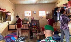 Gelar Razia Gabungan, pegawai Lapas dan anggota TNI, Polisi serta personel BNN menyisir seluruh kamar hunian warga binaan di Lapas Batam Kamis (12/9/2024). (Foto: Tim Humas Lapas Batam)