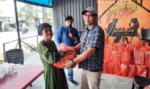 Gerakan Solidaritas Anak Negeri Kepulauan Riau membagikan 100 paket sembako kepada masyarakat yang kurang mampu di Tanjungpinang. (Foto: Roland/Presmedia.id)