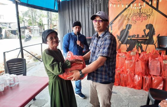 Gerakan Solidaritas Anak Negeri Kepulauan Riau membagikan 100 paket sembako kepada masyarakat yang kurang mampu di Tanjungpinang Gerakan Solidaritas Anak Negeri Kepulauan Riau membagikan 100 paket sembako kepada masyarakat yang kurang mampu di Tanjungpinang. (Foto: Roland/Presmedia.id)