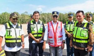 Gubernur Kepri Ansar Ahmad saat mendampingi Menteri Perhubungan Budi Karya Sumadi saat melakukan peninjauan proyek perpanjangan landasan Bandara RH.Abdullah di Karimun. (Foto: Provinsi Kepri)
