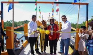 Gubernur Kepri Ansar Ahmad saat meresmikan jembatan Pulau Subang Mas-Air Raja Galang Batam.