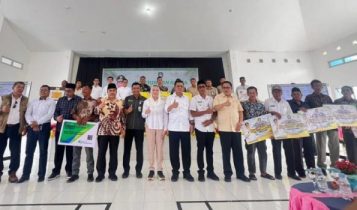 Gubernur Kepulauan Riau, H.Ansar Ahmad, memberikan bantuan pada masyarakat Natuna dalam kunjungan kerjanya di beberapa kecamatan di Kabupaten Natuna, Rabu (10/09/2024) (foto:DiskominfoKepri).
