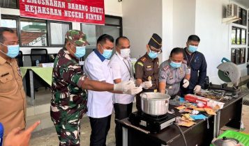 Kajari Bintan Andi Sasongko bersama unsur pimpinan daerah memusnahkan BB hasil perkara Pidana Umum dan Narkoba. (Foto: Kejari Bintan)