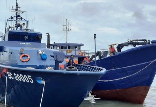 Kapal BC 20005 saat sandar dan menarik KM.Sunly 10 di Pelabuhan SBP Tanjungpinang. Namun ketika Wartawan mengambil foto Kapal ini, Bea dan Cukai malah melepas dan membiarkan kapal pergi meninggalkan Pelabuhan.Â  (Foto: Roland/Presmedia.id)