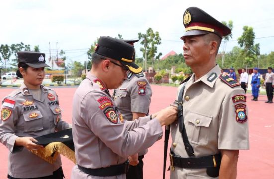 Kapolres Bintan AKBP Riky Iswoyo saat memimpin upacara serah terima jabatan Sertijab pejabat utama PJU Polres Bintan Kapolres Bintan, AKBP Riky Iswoyo saat memimpin upacara serah terima jabatan (Sertijab) pejabat utama (PJU) Polres Bintan Kamis (19/9/2024).