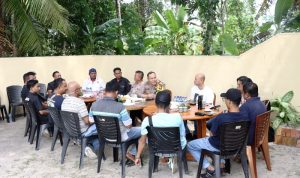 Kapolres Lingga, AKBP.Apri Fajar Hermanto menggelar pertemuan santai bersama para awak media di Rumah Dinas Kapolres Lingga, Dabo Singkep Kabupaten Lingga, Sabtu (21092024). (Foto Polres Lingga)