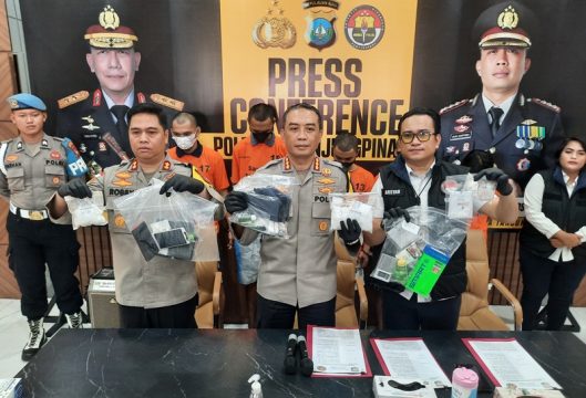 Kapolresta Tanjungpinang Kombes Pol Budi Santosa didampingi Wakapolres Tanjungpinang AKBP Arief Robby Rachman dan Kasat Narkoba Polresta Tanjungpinang Kompol Arsyad Riyandi saat Press rillis Kapolresta Tanjungpinang Kombes Pol Budi Santosa didampingi Wakapolres Tanjungpinang, AKBP Arief Robby Rachman, dan Kasat Narkoba Polresta Tanjungpinang, Kompol Arsyad Riyandi saat Press rillis di polresta Tanjungpinang. (Foto: Roland/Presmedia.id)