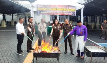 Kejari Tanjungpinang bersama jajarannya dan stakeholder terkait saat memusnahkan barang bukti di Kejari Tanjungpinang. (Foto: Roland/Presmedia.id)