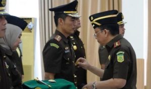 Kejati Kepri Teguh Subrotio Melantik Budhi Purwanto sebagai Kepala Kejaksaan Kabupaten Kepulauan Anambas. (Foto: Penkum Kejati Kepri) 
