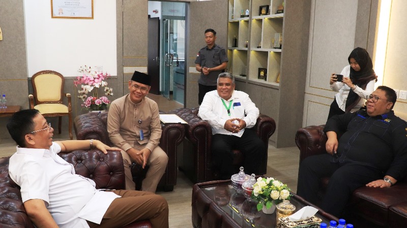 Kepala Kantor Perwakilan BPKP Provinsi Kepulauan Riau saat menyerahkan hasil audit kerugian negara kasus dugaan korupsi PNBP pelabuhan Batu Ampar Batam Kepala Kejati Kepri Teguh Subroto Kepala Kantor Perwakilan BPKP Provinsi Kepulauan Riau saat menyerahkan hasil audit kerugian negara kasus dugaan korupsi PNBP pelabuhan Batu Ampar Batam Kepala Kejati Kepri, Teguh Subroto. Proses ini juga disaksikan oleh Asisten Tindak Pidana Khusus, Mukharom, dan beberapa pejabat lainnya.