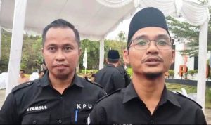 Ketua KPU Bintan Haris Daulay didampingi Komisioner KPU Bintan Syamsul. (Foto: Hasura/Presmedeia.id)