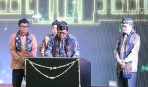 Ketua Mahkamah Agung M.Syarifuddin saat menandatangani prasasti peresmian puluhan gedung PT dan PN di Indonesia. (Foto: Doc-MA)