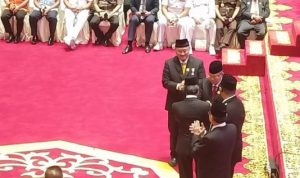 Ketua dan wakil Ketua Sementara DPRD Kepri saat memimpin sidang Paripurna DPRD Kepri usai dilantik dan diambil Sumpah. (Foto Presmedia.id)