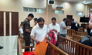 Lima terdakwa meninggalkan ruangan sidang di PN Tipikor Tanjungpinang usai dituntut Jaksa 2 hingga 7 Tahun penjara. (Foto: Roland/Presmedia.id)