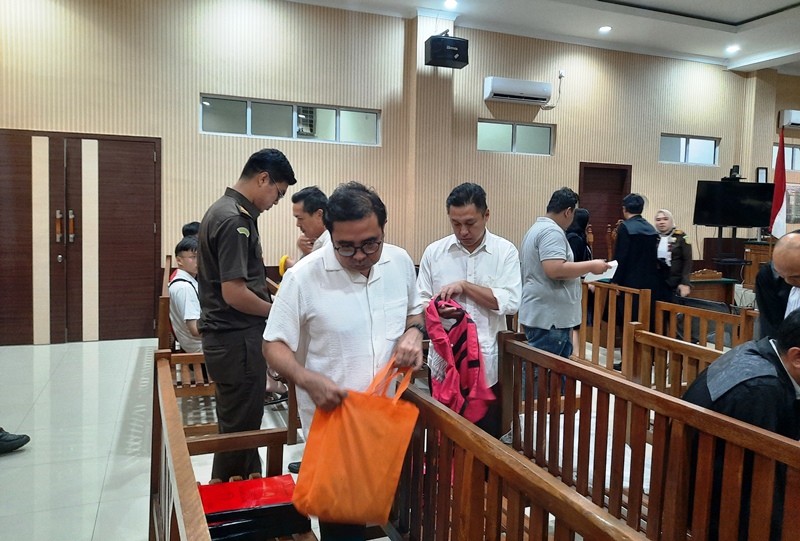 Lima terdakwa meninggalkan ruangan sidang di PN Tipikor Tanjungpinang usai dituntut Jaksa 2 hingga 7 Tahun penjara. (Foto: Roland/Presmedia.id)