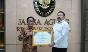 Menteri Desa PDTT Abdul Halim Iskandar memberikan penghargaan kepada Jaksa Agung ST Burhanuddin di Kantor Kejaksaan Agung, Jakarta, Senin (23/9/2024) (Foto:Kejaksaan Agung).