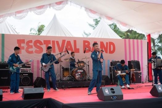 Para pelajar mengikuti kompetisi Band MudaFest. Tahun ini Politeknik Bintan Cakrawala kembali menggelar MudaFest 2024 di Plaza Lagoi Bay Kawasan Pariwisata Lagoi Para pelajar mengikuti kompetisi Band MudaFest. Tahun ini Politeknik Bintan Cakrawala kembali menggelar MudaFest 2024 di Plaza Lagoi Bay, Kawasan Pariwisata Lagoi. (Foto: Bintan Resorts)