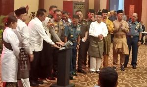 Penekanan tombol sirine simbol dimulainya komitmen Pilkada Damai oleh Gubernur, KPU, Bawaslu, Kapolda, TNI, Parpol serta pimpinan FKPD lainnya Kamis (19/9/2024) Foto:Presmedia.Id)