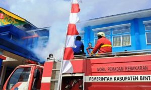 Personil Damkar Bintan Timur beraksi memadamkan kebakaran di lantai dua SMPN 1 Bintan di Kijang Kota Kecamatan Bintan Timur. (Foto: Hasura/Presmedia.id)