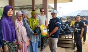 Perusahaan perikanan Udang Vaname, PT.Singkep Putra Perkasa, membagikan 200 paket sembako kepada masyarakat di Desa Pesisir, Kecamatan Singkep, dan Dabo Kota, Kabupaten Lingga Senin (16/09/2024). (Foto: Aulia/Presmedia.id)