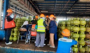 Petugas Disdagin saat melakukan pengecekan di agen gas LPG 3 Kilogram di Kota Tanjungpinang. (Foto: Roland/Presmedia.id)