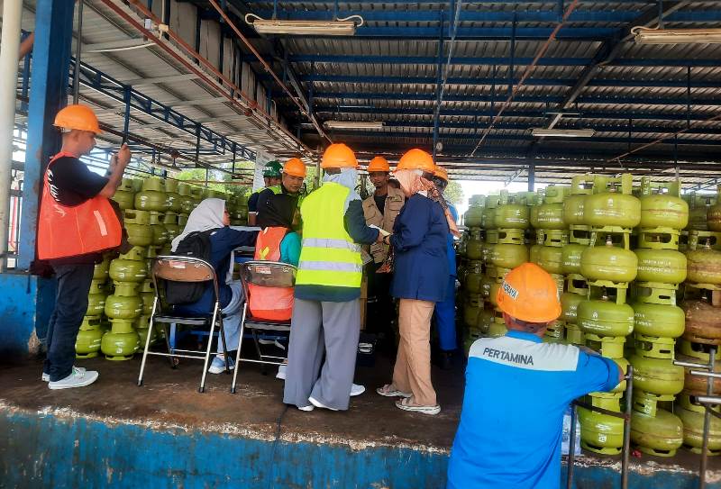Petugas Disdagin saat melakukan pengecekan di agen gas LPG 3 Kilogram di Kota Tanjungpinang Petugas Disdagin saat melakukan pengecekan di agen gas LPG 3 Kilogram di Kota Tanjungpinang. (Foto: Roland/Presmedia.id)