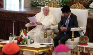 Presiden Joko Widodo (kanan) bersama Pemimpin Tahta Suci Vatikan Paus Fransiskus (kiri) saat pertemuan di Istana Merdeka, Jakarta, Rabu (4/9/2024). Presiden menyampaikan bahwa kunjungan Paus Fransiskus memberi makna kuat bagi bangsa tentang pentingnya merayakan perbedaan. (ANTARA FOTO/Onda Tarigan/Adm/rwa)