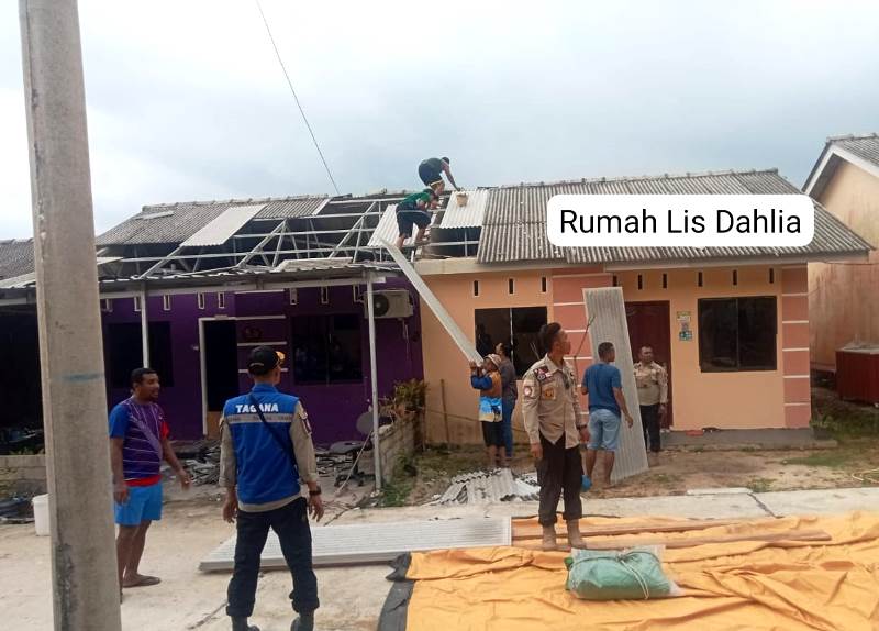 Rumah korban bencana angin kencang di Perumahan Telaga Surya Regency Tanjung Uban Utara Kecamatan Bintan Utara Rumah korban bencana angin kencang di Perumahan Telaga Surya Regency Tanjung Uban Utara Kecamatan Bintan Utara. (Foto: Damkar Bintan Utara)