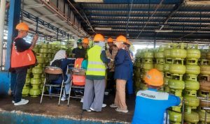 Sejumlah petugas dari Disdagin Tanjungpinang melakukan pengecekan dan pengawasan di SPBU PT.Dima Indraya di Tanjungpinang. (Foto: Roland/Presmedia.id)