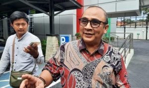 Sekretaris Dewan Perwakilan Rakyat Daerah (DPRD) Tanjungpinang, Muhammad Amin saat diwawancarai Media usai diperiksa Kejari Tanjungpinang. (Foto: Roland/Presmedia.id)