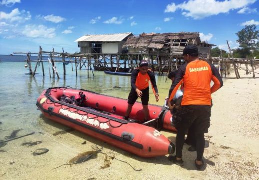 Tim Basarnas Tanjungpinang sedang melakukan pencarian korban di Perairan Senggiling Kecamatan Teluk Sebong. (Foto: Basarnas Tanjungpinang)