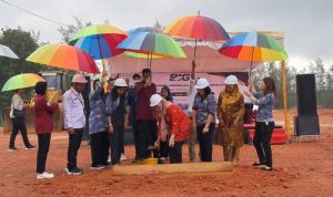 Wakil Ketua I DPRD Kepri Dewi Kumalasari Ansar dan CEO PT BIG Dinaria melakukan peletakan batu pertama pembangunan pabrik pengolahan ikan dan cold storage di Kijang Kota Kecamatan Bintan Timur. (Foto: Hasura/Presmedia.id)