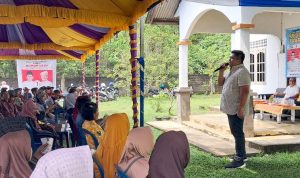 Cabup Bintan Roby Kurniawan saat berkampanye di Kampung Karang Anom Kelurahan Toapaya Asri Kecamatan Toapaya. (Foto: Hasura/Presmedia.id)