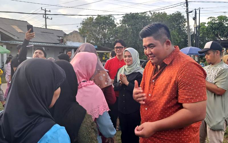 Cabup dan Cawabup Bintan Roby dan Deby kampanye di Lapangan Sepak Bola Kampung Banjar Lama Desa Gunung Kijang Kecamatan Gunung Kijang Cabup dan Cawabup Bintan Roby dan Deby kampanye di Lapangan Sepak Bola Kampung Banjar Lama Desa Gunung Kijang Kecamatan Gunung Kijang. (Foto: Hasura/Presmedia.id)