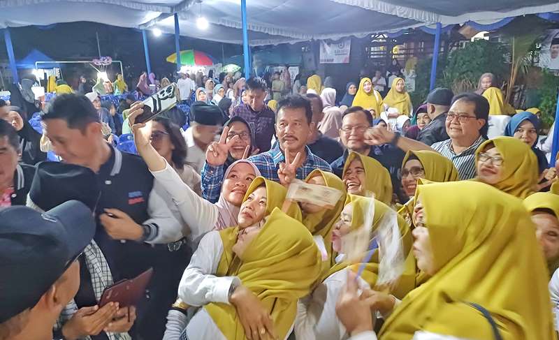Cagub Kepri HM.Rudi saat bersilaturahmi dan Kampanye Dialogis bersama warga Taman Raya Tahap 3, Belian, Batam Kota, Kamis (24/10/2024).