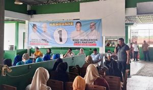 Calon Bupati dan wakil Bupati Roby Kurniawan-Debi Maryanti saat menggelar kampanye dan pertemuan silaturahmi dengan warga di perumahan puri kencana Wungu dan Yuki Vista kelurahan Sei Lekop Kecamatan Bintan Timur, Sabtu (12/10/2024).