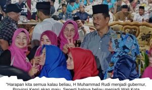Calon Gubernur H.Muhammad Rudi saat menghadiri silaturahmi dan Maulid Nabi Muhammad SAW 1446 Hijriah yang diselenggarakan oleh Ikatan Keluarga Suku Koto (IKSK) di Bengkong Harapan II, Batam. (Foto: Tim Rudi-Aunur Rofiq)
