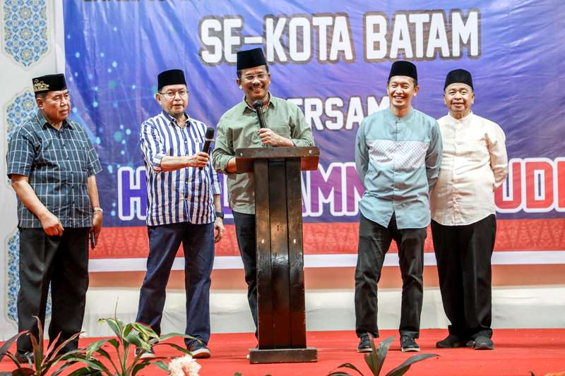 Calon Gubernur Kepri HM.Rudi saat melakukan Kampanye dan silaturahmi dengan Majelis Taklim se-kota Batam ini pada acara Silaturahmi Majelis Taklim di Golden Prawn, Bengkong Laut, pada Rabu (16/10/2024).