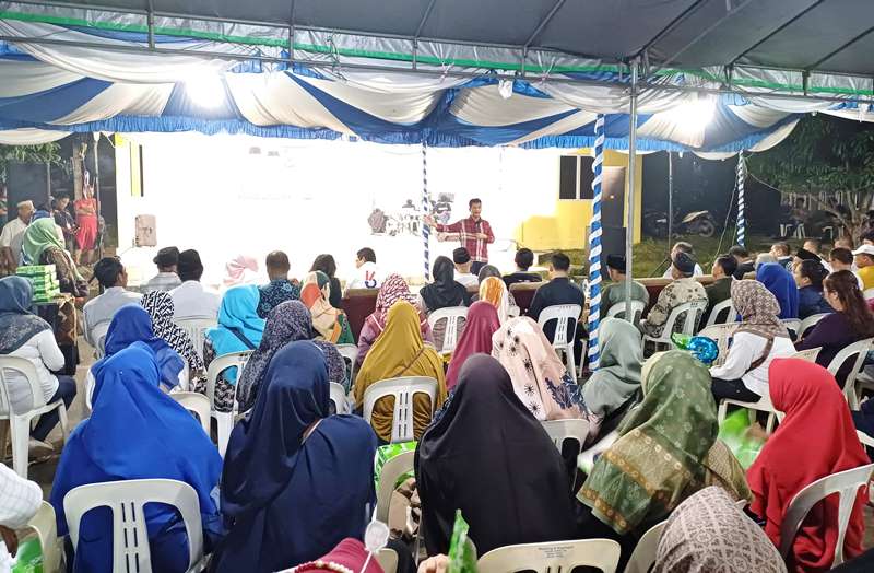 Calon Gubernur Kepri HM.Rudi saat melakukan kampanye dialogis dan bersilaturahmi dengan masyarakat Sei Binti Batam Calon Gubernur Kepri HM.Rudi, saat melakukan kampanye dialogis dan bersilaturahmi dengan masyarakat Sei Binti Batam. (Foto: Wido S/Tim HMR)