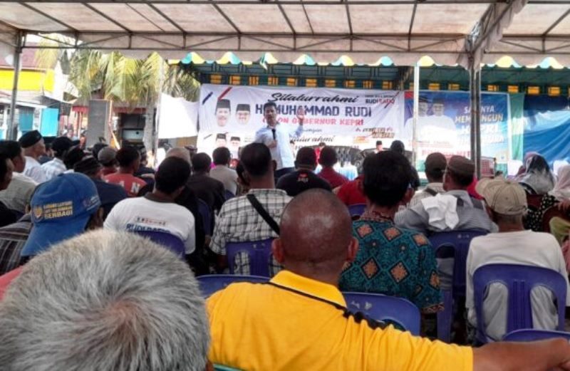 Calon Gubernur Kepri HM.Rudi saat menggelar kampanye dialogis di Lapangan Voli Tugu Proklamasi, Kelurahan Letung, Kecamatan Jemaja. (Foto: Tim HMR)