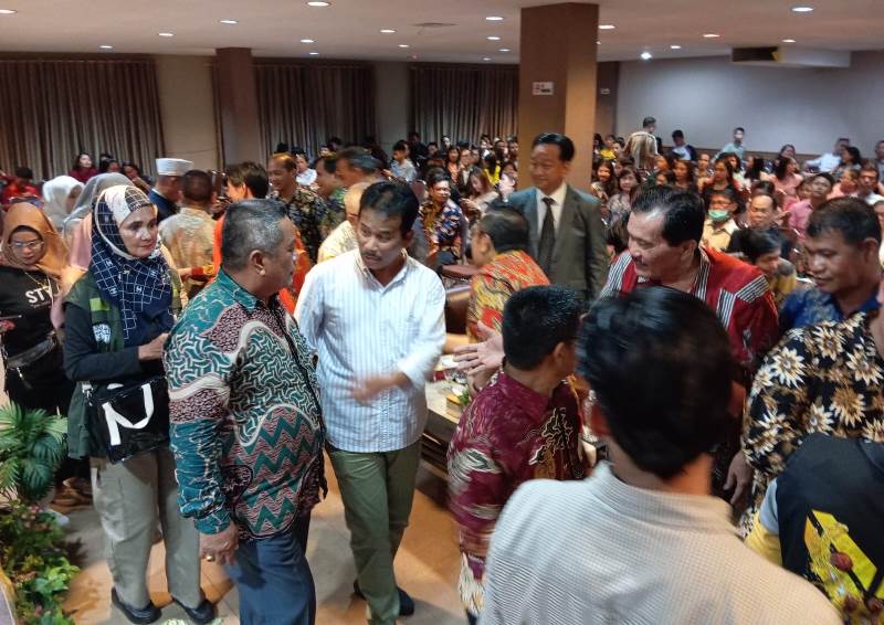 Calon Gubernur Kepri HM.Rudi saat menghadiri perayaan Hari Ulang Tahun (HUT) ke-28 FKAG kota Tanjungpinang di Hotel Bintan Plaza Tanjungpinang, Selasa (22/10/2024).