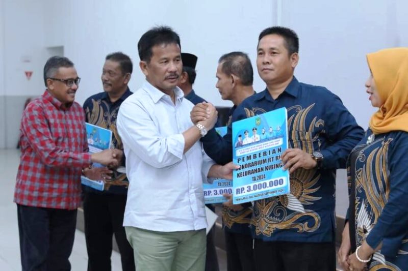 Calon Gubernur Kepri HM.Rudi saat menjabat Walikota Batam, menyerahkan Dana insentif RT dan RW di kota Batam. (Foto: Tim HM.Rudi)